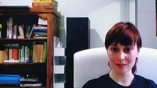 A BBC interjú alanya egy dildóval a háta mögött adott interjút élő adásban